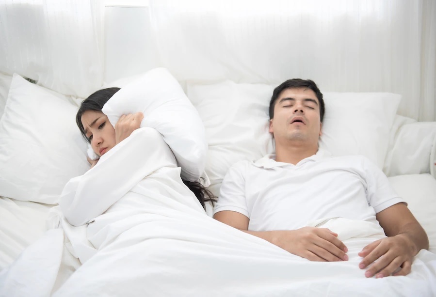 Ngưng thở khi ngủ có thể gây ra tim đập nhanh sau khi thức dậy, đi kèm các triệu chứng như ngáy to, khô miệng...